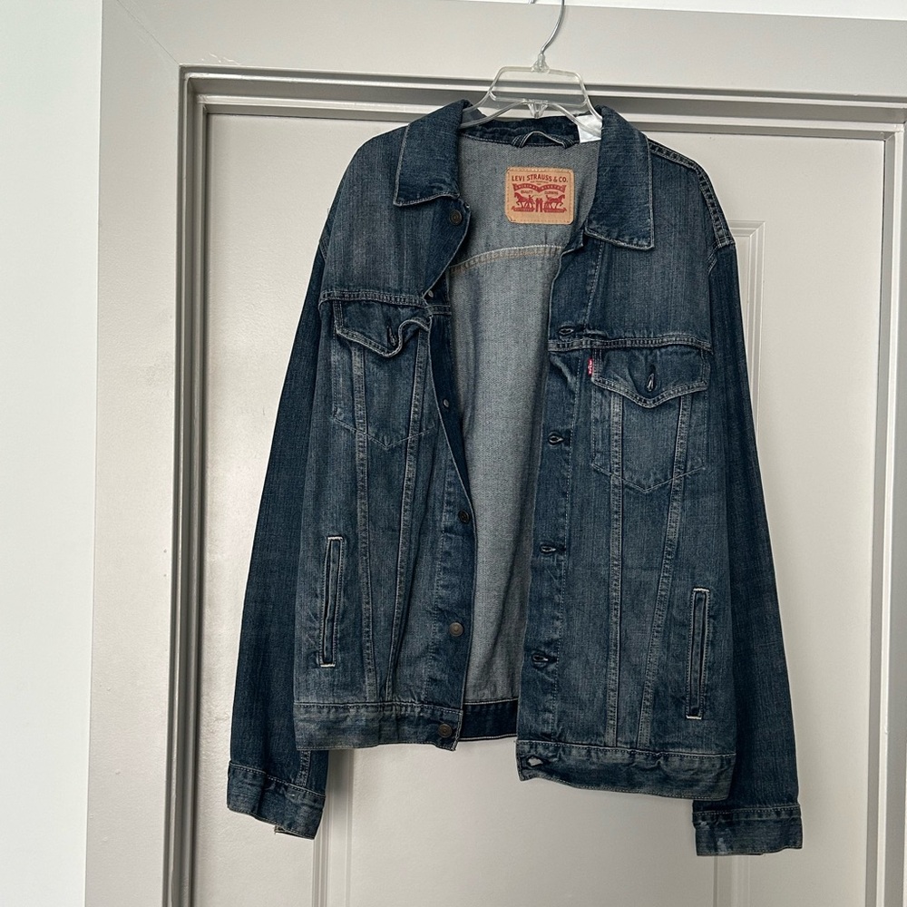 Levi’s Denim Jacket - medium dark wash